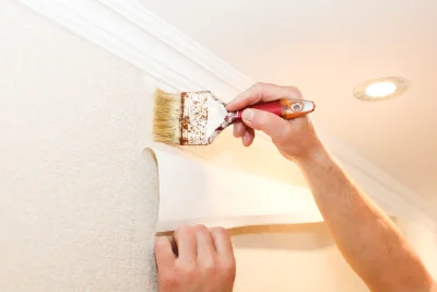 Pose de papier peint à Cerbère — revêtements muraux et toiles de verre